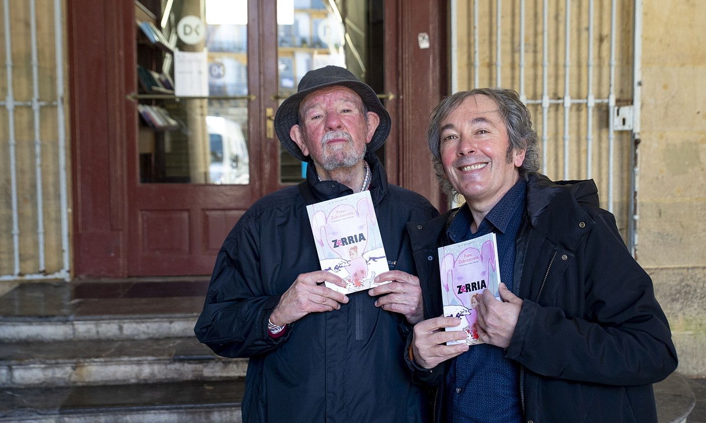 Antton Olariaga eta Patxi Zubizarreta, liburuaren aurkezpenean, Donostian. IÑIGO URIZ / FOKU.