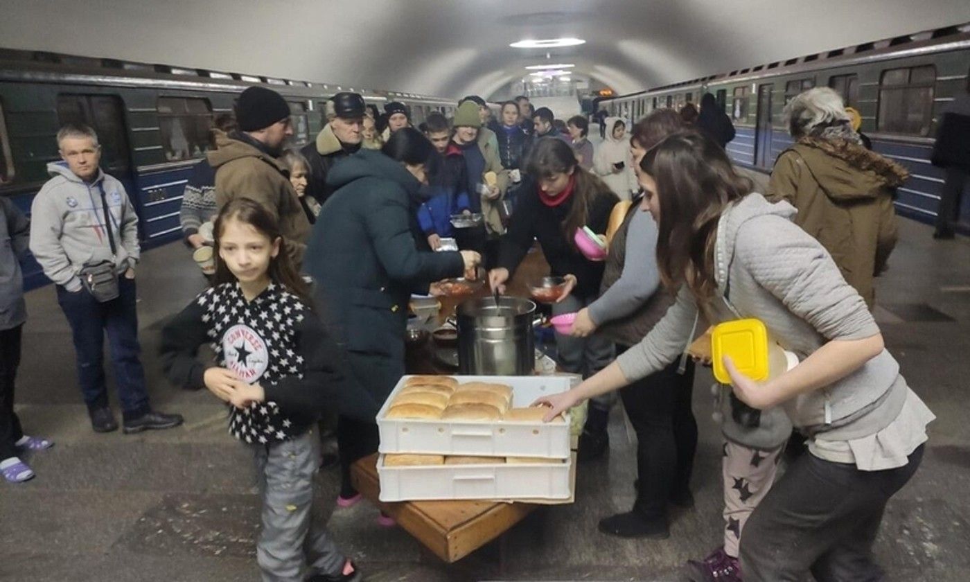 Adin guztietako zibilak Kharkiv hiriko metroko geltoki batean, Munduko Elikadura Programak Ukrainara bidalitako janaria hartzen. WFP.