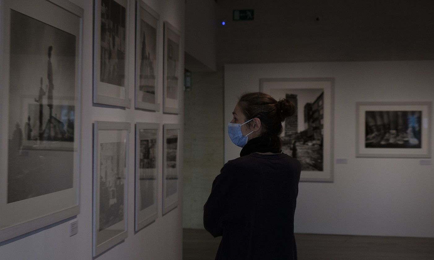 Emakume bat San Telmo museoan, Gervasio Sanchezen Bizitza erakusketan. JON URBE / FOKU.