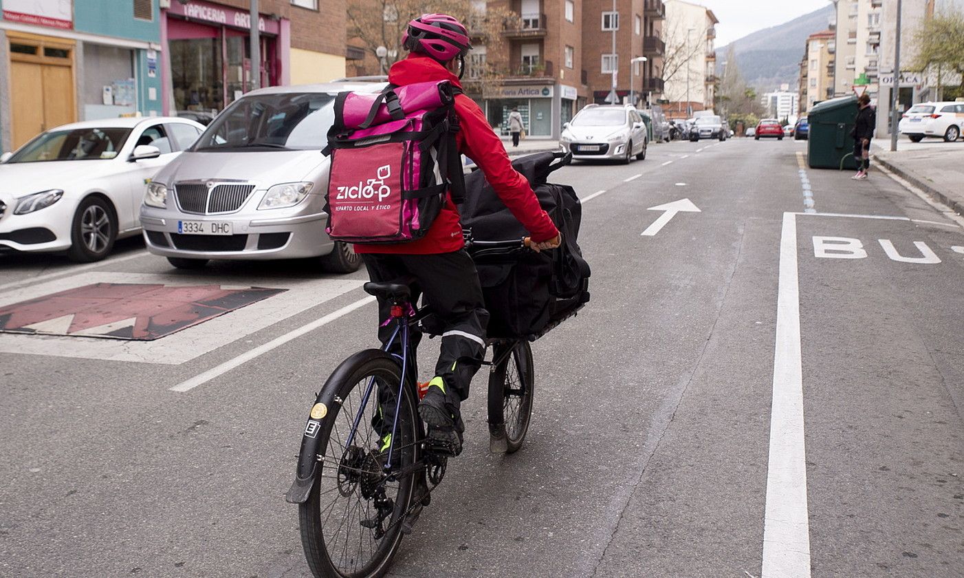 Iruñea. Ziclo-P kooperatibako langilea, banaketa lanetan. IÑIGO URIZ / @FOKU.