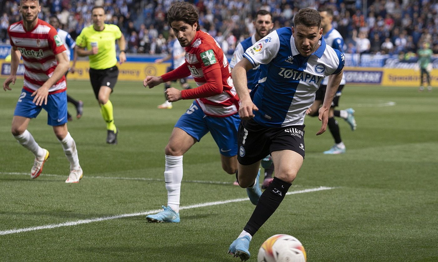 Manu Vallejo baloiaren bila, Granadaren aurkako partidan. RAUL BOGAJO / FOKU. Manu Vallejo baloiaren bila, Granadaren aurkako partidan. RAUL BOGAJO / FOKU.