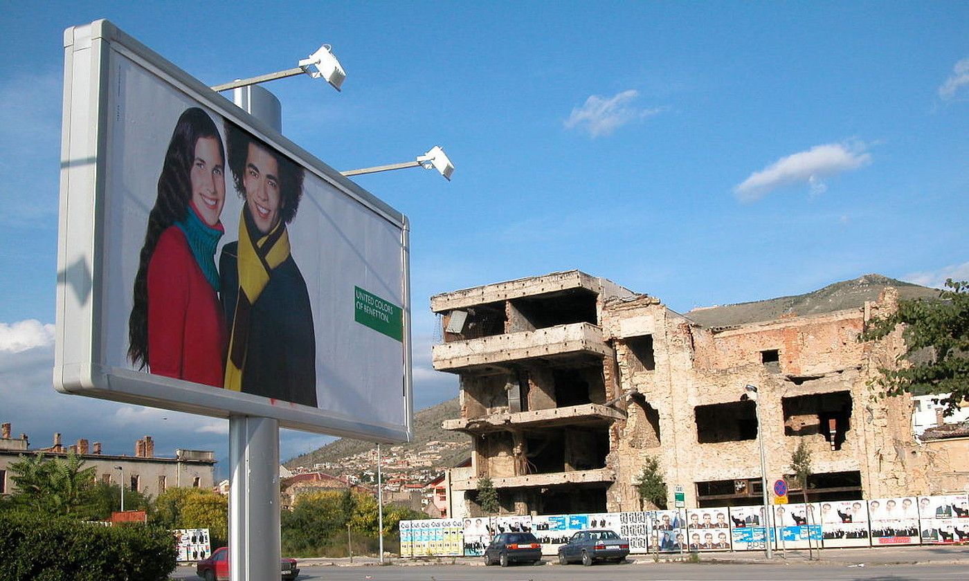 Mostarko etoribide bat, 2002an. Aurrean, iragazki komertzial bat, eta, atzealdean, eraikinak suntsituta. ALESSANDRO GORI.