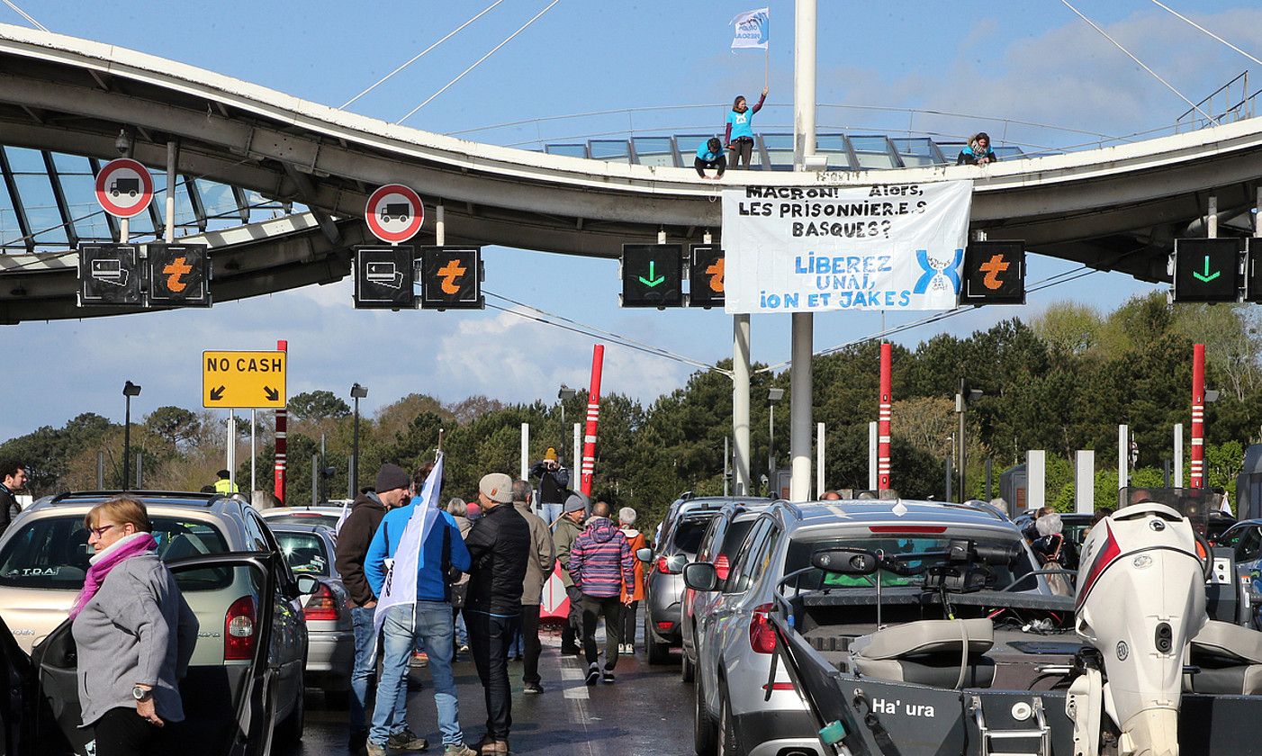 Miarritzeko ordainlekua oztopatu zuten atzo Bakegileek. BOB EDME.