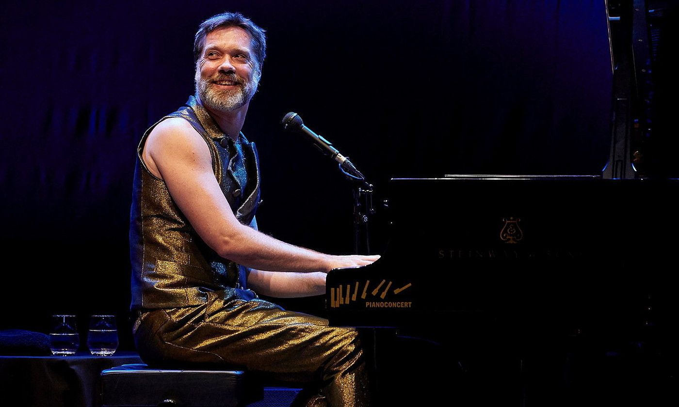 Rufus Wainwright 2018ko kontzertu batean, pianoa lagun duela. TOTI FERRER / EFE.