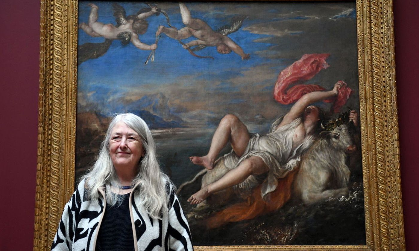 Mary Beard, Tizianoren Europaren bahiketa koadroa atzean duela, Londresko National Galleryn. FACUNDO ARRIZABALAGA / EFE.