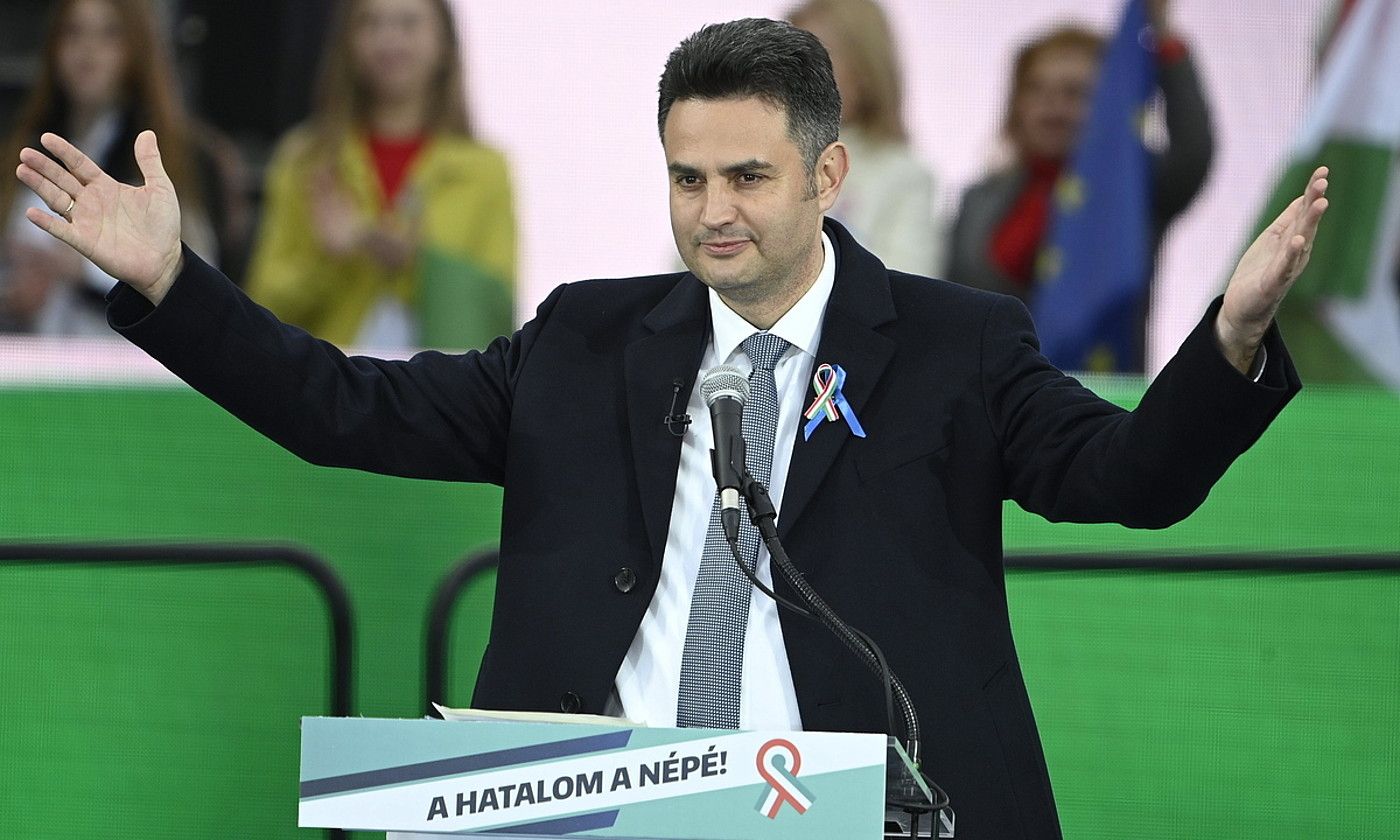 Peter Marki-Zay presidentegaia, joan den martxoaren 15ean Budapesten egindako mitin batean. ZSOLT SZIGETVARY / EFE. Peter Marki-Zay presidentegaia, joan den martxoaren 15ean Budapesten egindako mitin batean. ZSOLT SZIGETVARY / EFE.