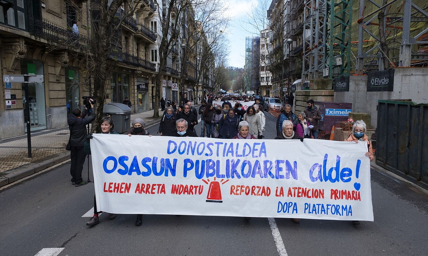 Manifestazioa egin zuten atzo Donostian. JON URBE / FOKU.