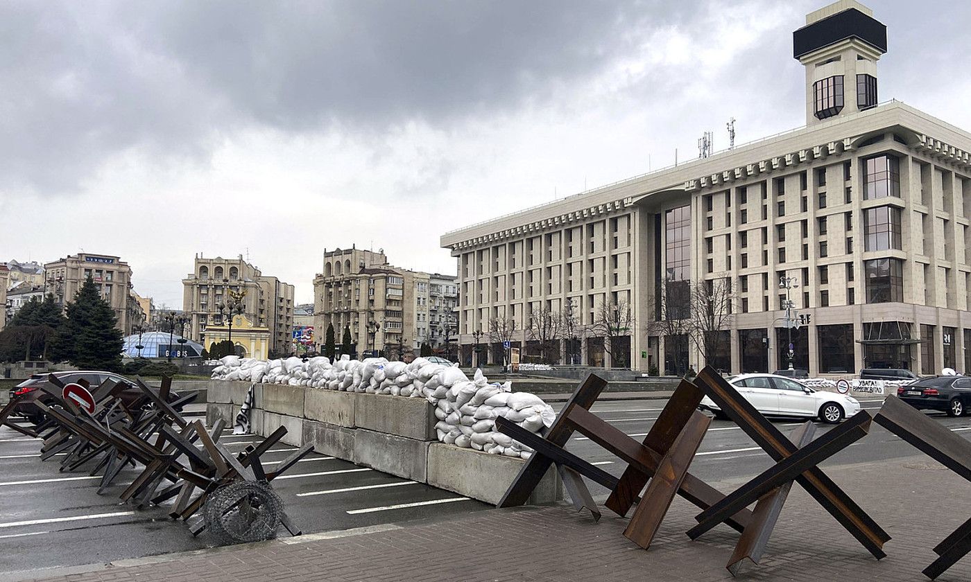 Ukrainako armadak hainbat barrikada jarri ditu Errusiako tropen erasoei aurre egiteko. Argazkian, horietako bat, Maidan plazan, Kieven. CLAUDIA SACREST / EFE.