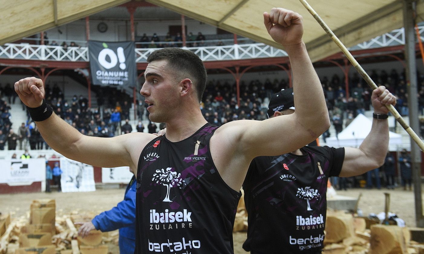 Iker Vicente besoak gora, atzo, Mikel Larrañagaren aurkako apustua irabazi zuela ospatzen. JON URBE / FOKU.