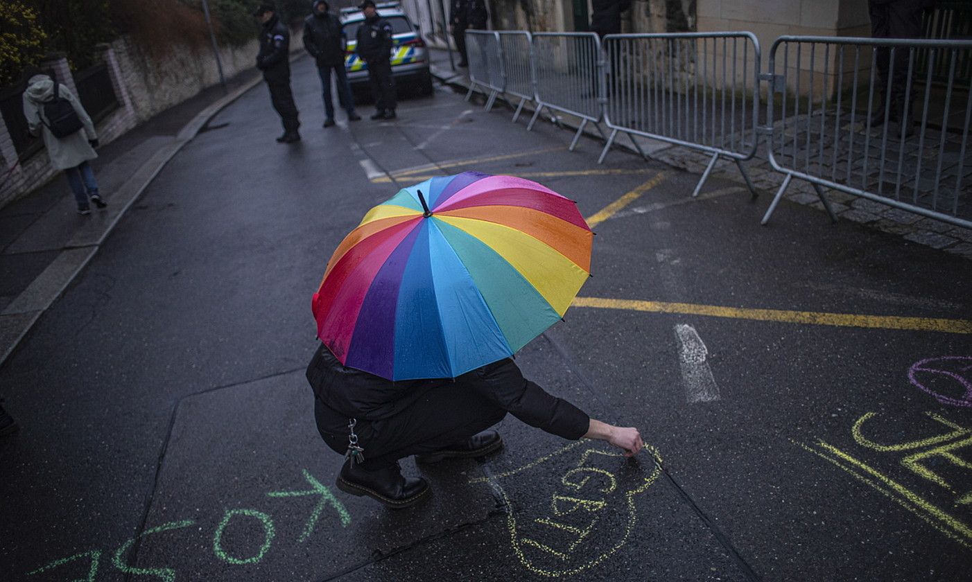 Besteak beste, Txekian egin zituzten protestak Hungariako LGTBI kolektiboaren alde. MARTIN DIVISEK / EFE.