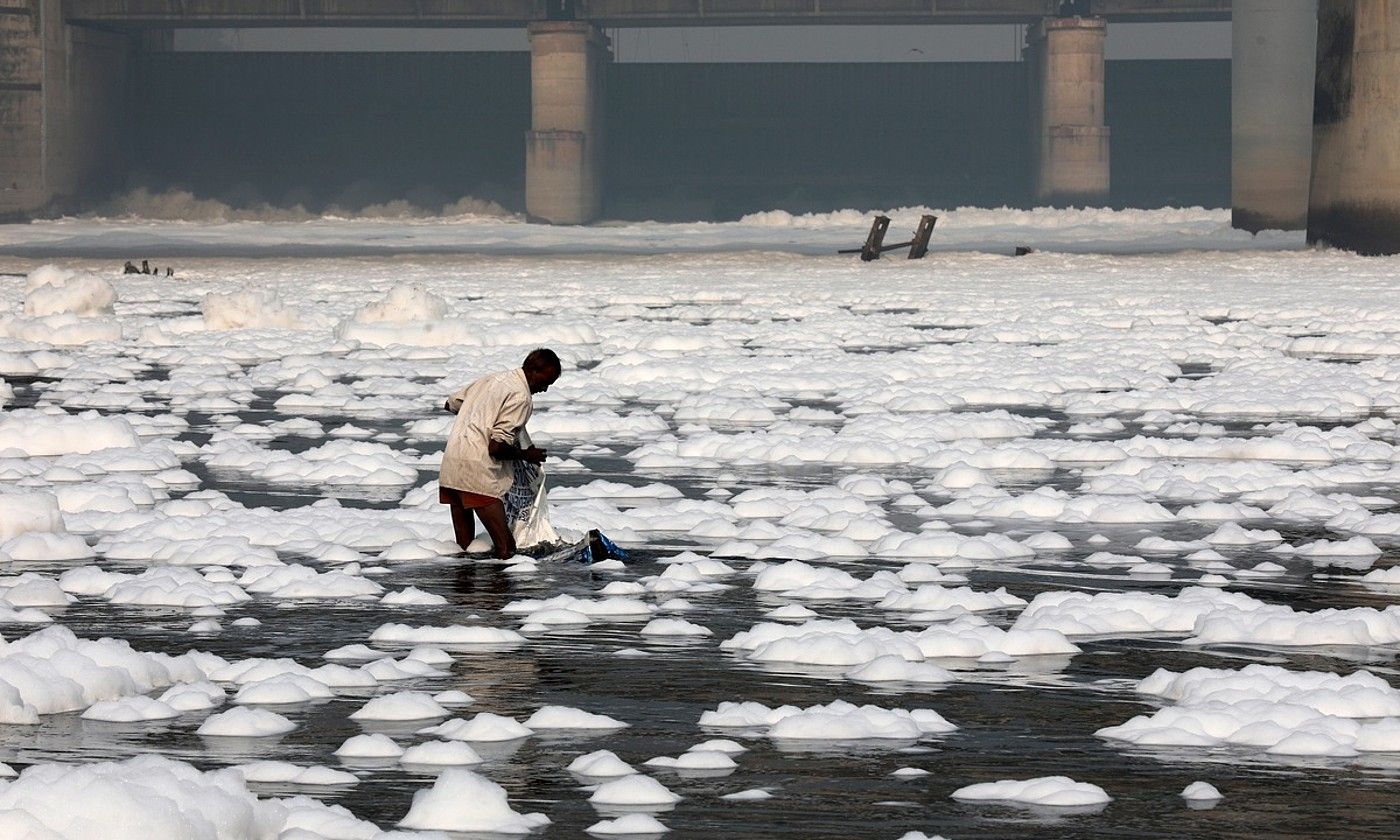 Gizon bat New Delhiko Yamuna ibaian hondakinak isurtzen, joan den azaroan. RAJAT GUPTA / EFE. Gizon bat New Delhiko Yamuna ibaian hondakinak isurtzen, joan den azaroan. RAJAT GUPTA / EFE.
