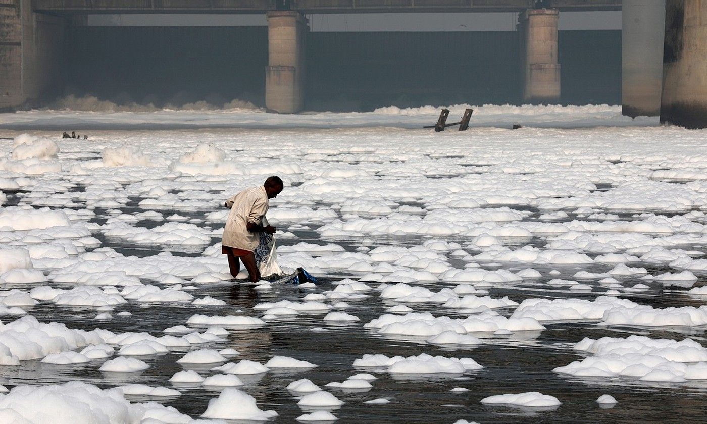 Gizon bat New Delhiko Yamuna ibaian hondakinak isurtzen, joan den azaroan. RAJAT GUPTA / EFE.