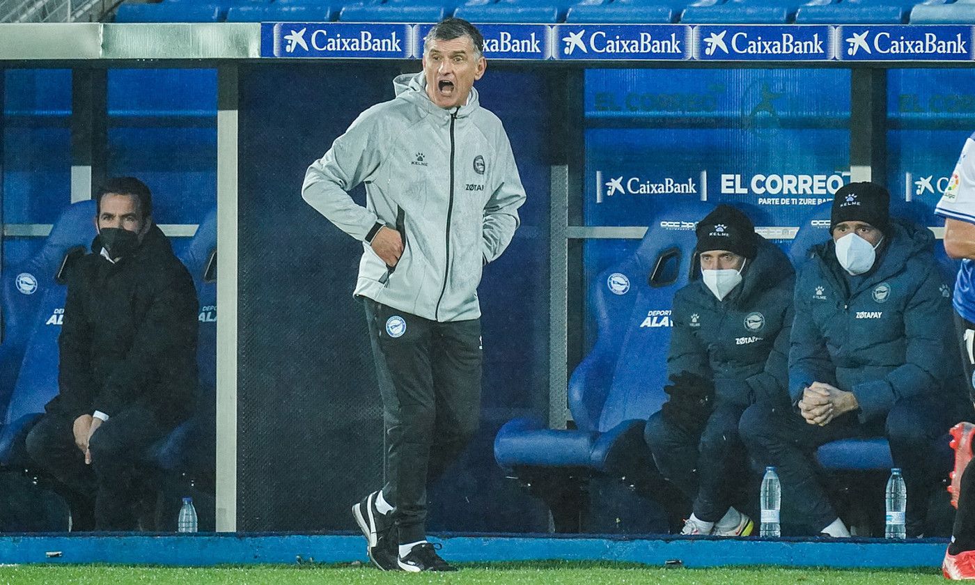 Jose Luis Mendilibar, aginduak ematen, partida batean. ENDIKA PORTILLO / FOKU.