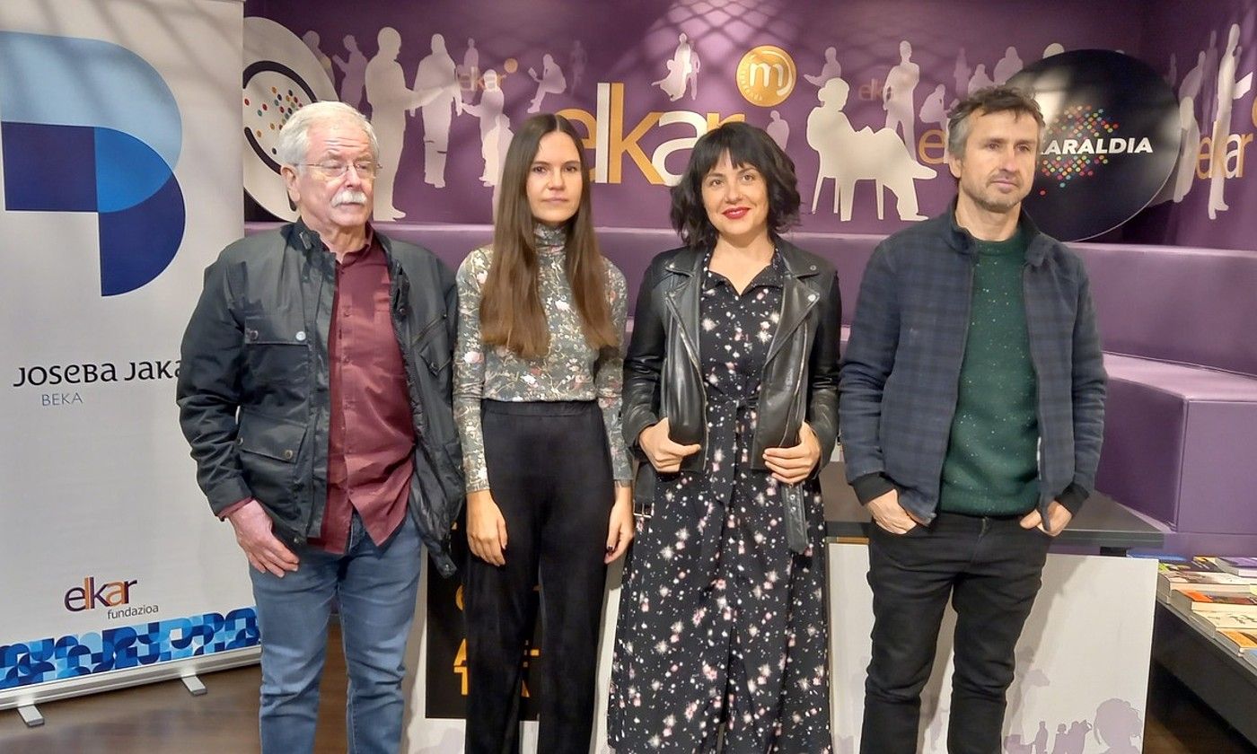 Joxemari Sors, Sara Zozaia, Ines Osinaga eta Jon Eskisabel, atzo, Donostian, bekaren irabazlea jakinarazi berritan. ELKAR.