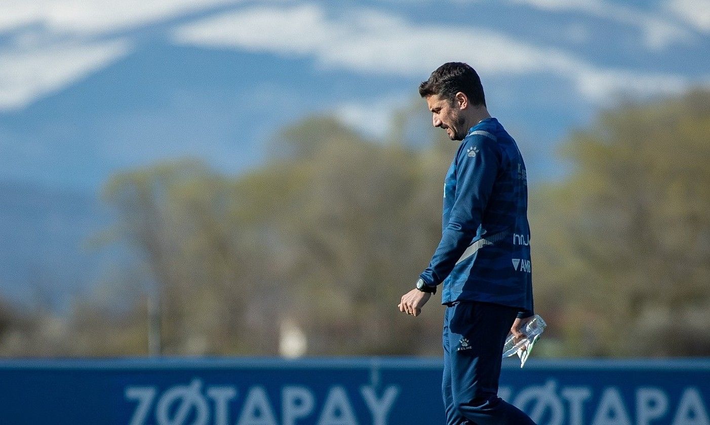 Julio Velazquez, Alavesen entrenamendua zuzentzen, atzo, Ibaian. EFE.