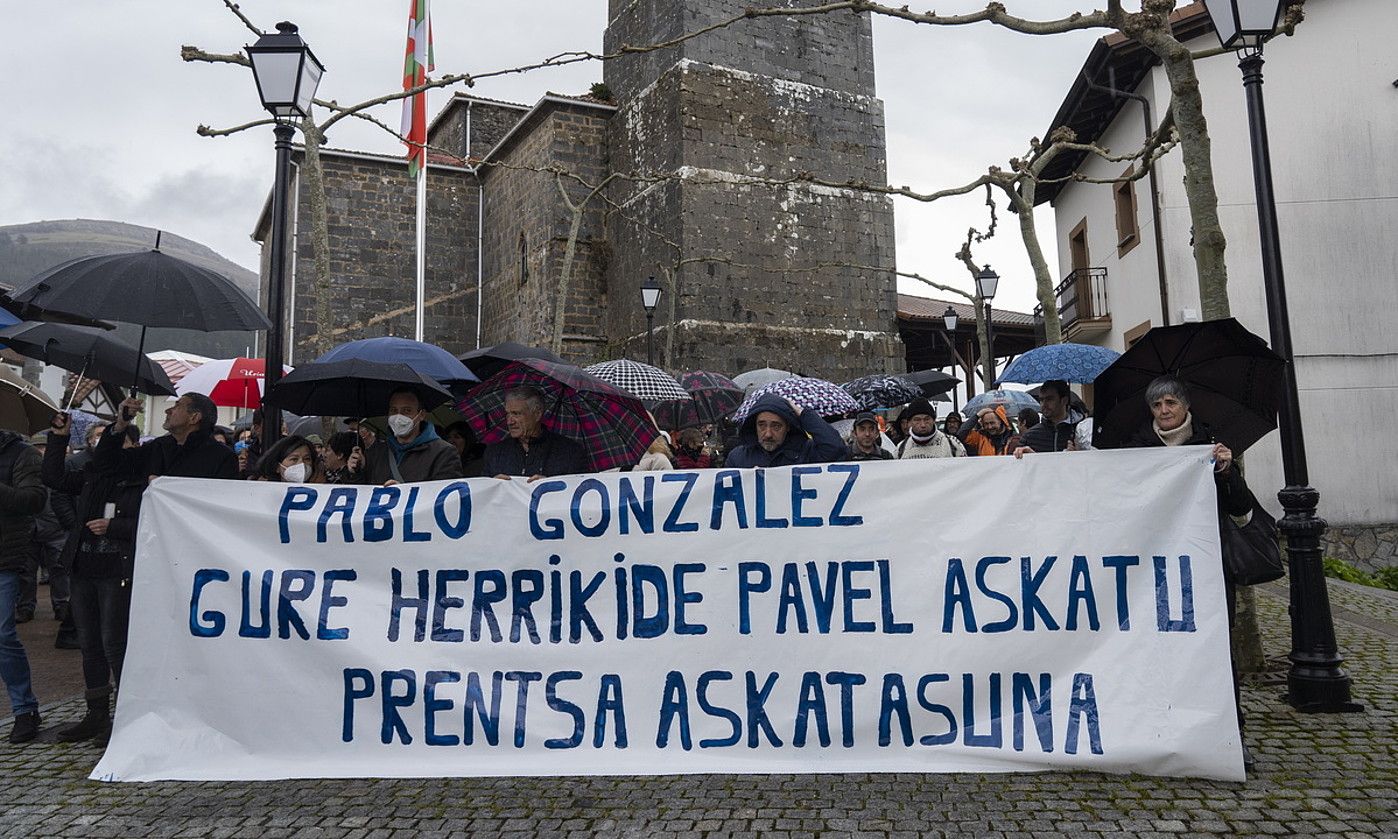 Pablo Gonzalez aske utz dezatela eskatzeko elkarretaratzea, martxoaren 6an, Nabarnizen. MONIKA DEL VALLE / FOKU. Pablo Gonzalez aske utz dezatela eskatzeko elkarretaratzea, martxoaren 6an, Nabarnizen. MONIKA DEL VALLE / FOKU.