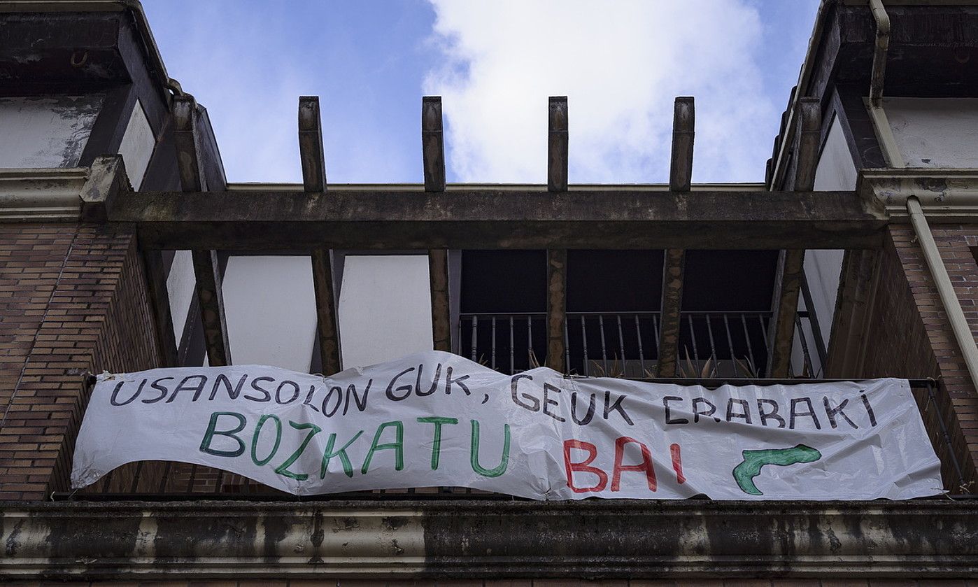 Galdeketaren egunean jarritako pankarta bat, Usansolon. ARITZ LOIOLA / FOKU.
