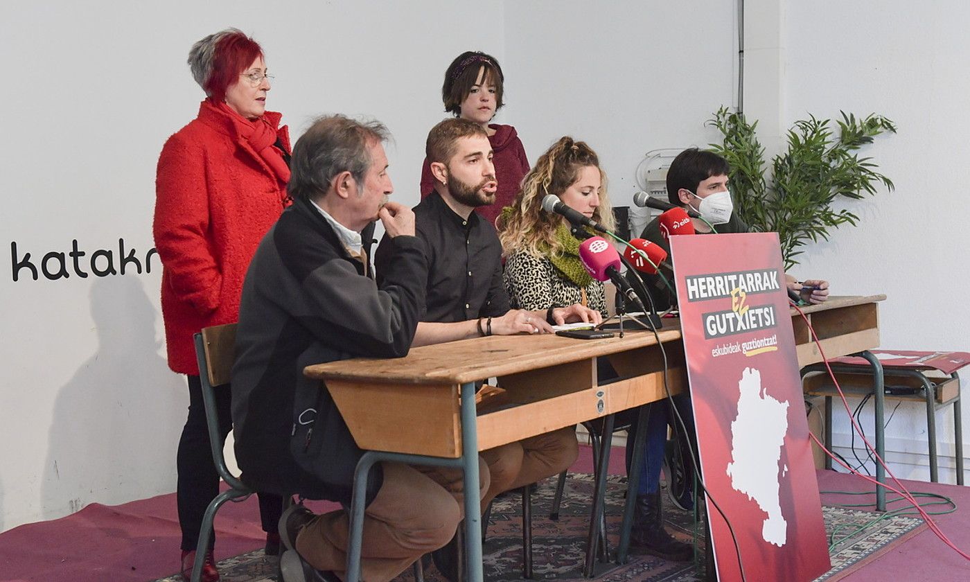 Sindikatuetako ordezkariak, atzo egin zuten agerraldian. IDOIA ZABALETA / FOKU. Sindikatuetako ordezkariak, atzo egin zuten agerraldian. IDOIA ZABALETA / FOKU.