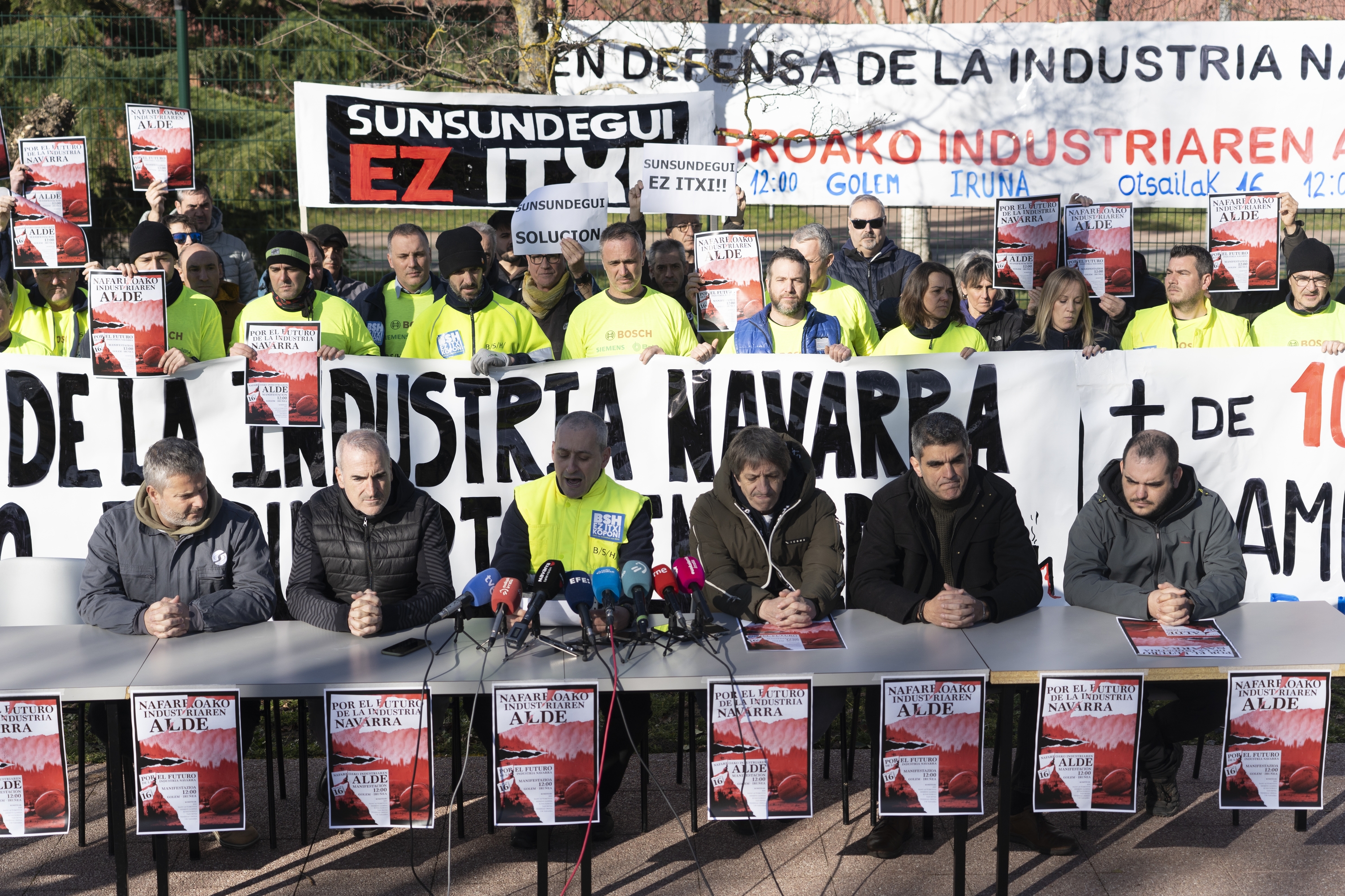 Sei batzordeetako ordezkariek Nafarroako industriaren alde eginiko agerraldia, BSHren fabrikaren aurrean —Tasubinsakoak ez dira bertaratu—. JAGOBA MANTEROLA / FOKU