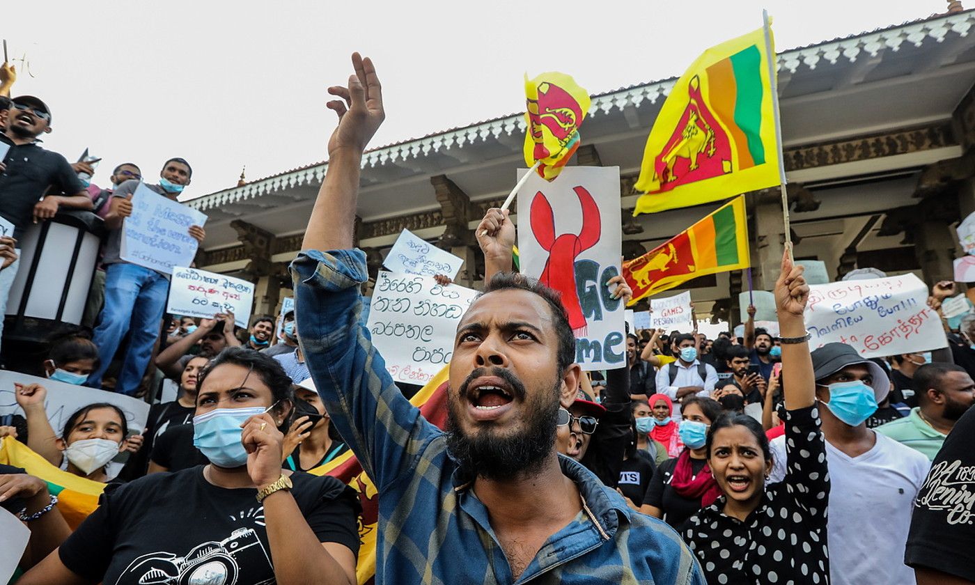 Kolonbon herenegun egin ziren protestak, Gotabaya Rajapaksa presidentearen dimisioa eskatzeko. C.KARUNARATHNE / EFE.