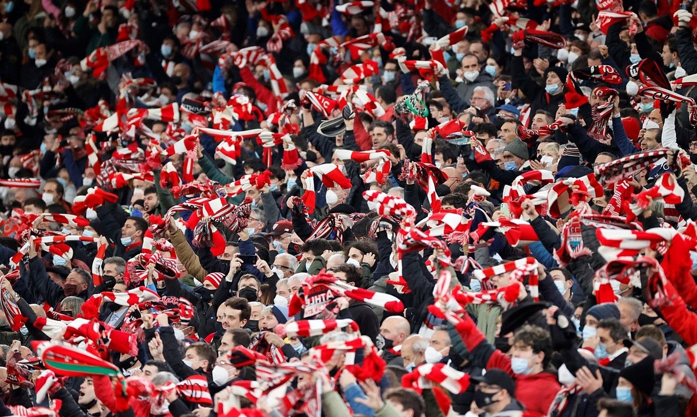 San Mamesko zaleak Athletic animatzen, Bartzelonaren aurkako Kopako partidan. LUIS TEJIDO / EFE. San Mamesko zaleak Athletic animatzen, Bartzelonaren aurkako Kopako partidan. LUIS TEJIDO / EFE.