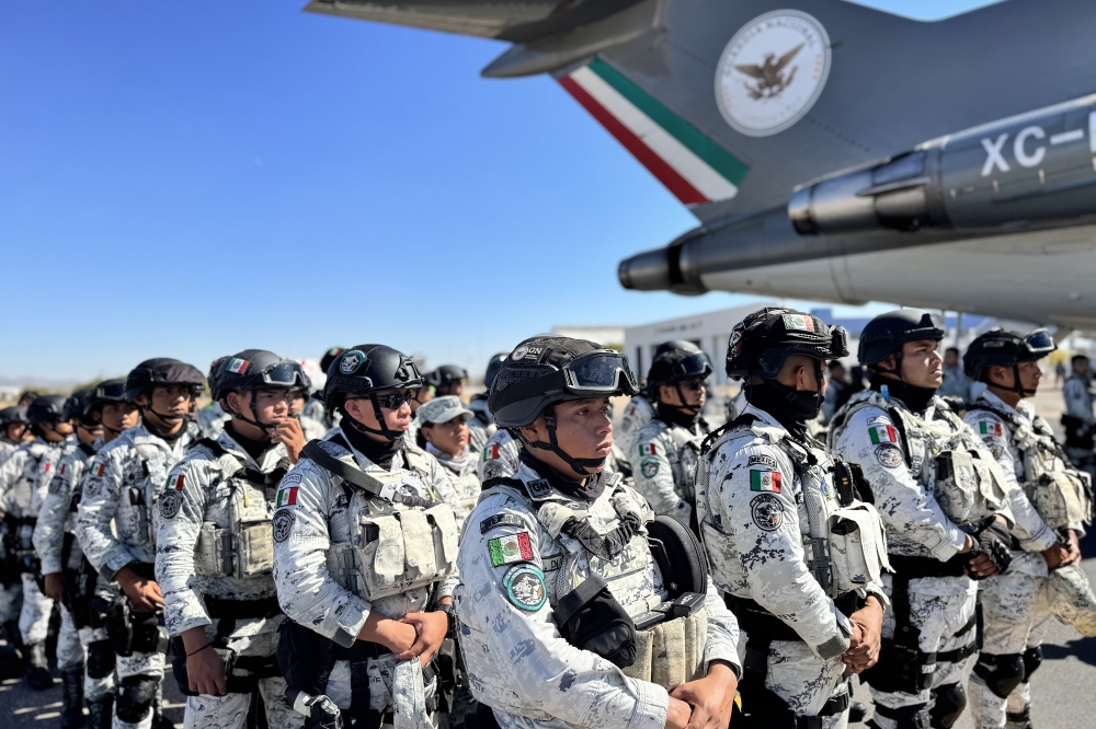 Mexikoko Guardia Nazionaleko soldadu multzo bat aurreko asteartean Hermosillon (Mexiko), AEBetako mugara joateko pronto. DANIEL SANCHEZ / EFE Mexikoko Guardia Nazionaleko soldadu multzo bat aurreko asteartean Hermosillon (Mexiko), AEBetako mugara joateko pronto. DANIEL SANCHEZ / EFE
