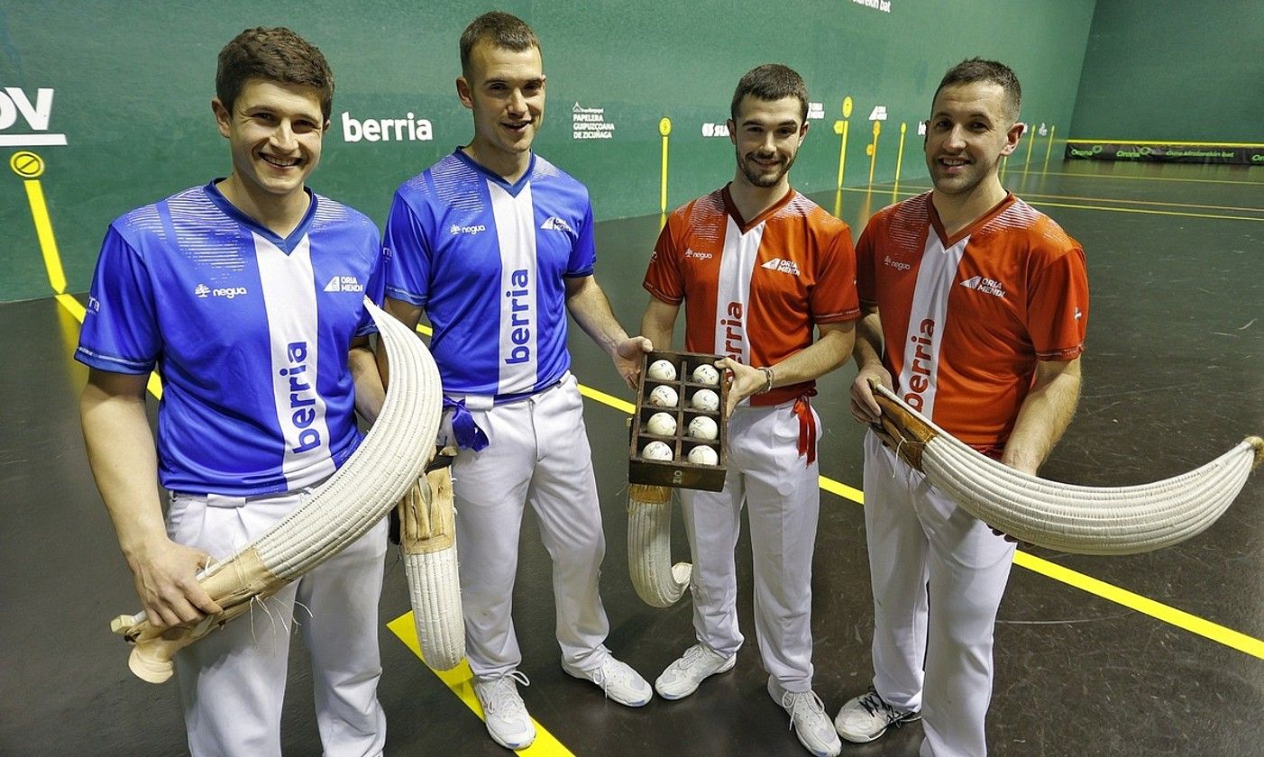 Ibon Zaldua, Julen Loitegi, Kemen Aldabe eta Oier Apezetxea, herenegun, Galarreta pilotalekuan, finalerako pilotak aukeratu berritan. MAIALEN ANDRES. Ibon Zaldua, Julen Loitegi, Kemen Aldabe eta Oier Apezetxea, herenegun, Galarreta pilotalekuan, finalerako pilotak aukeratu berritan. MAIALEN ANDRES.