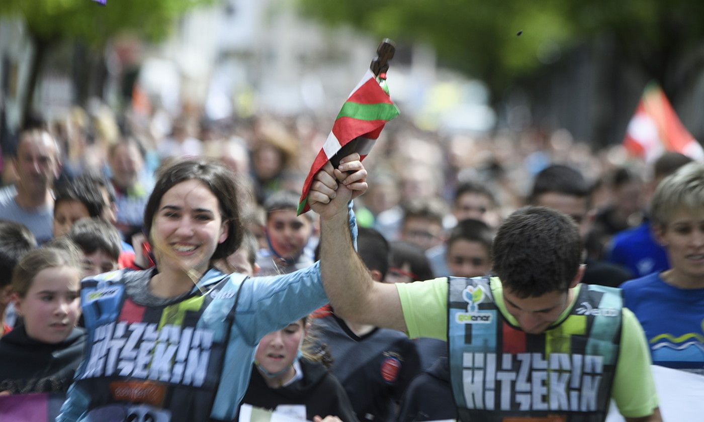 Bi lagun lekukoari helduta, atzean milaka lagun dituztela. JON URBE / FOKU. Bi lagun lekukoari helduta, atzean milaka lagun dituztela. JON URBE / FOKU.