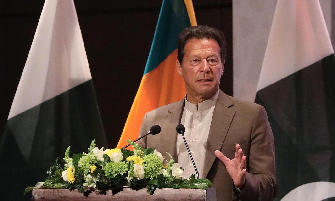 Imran Khan lehen ministroa, iaz egindako agerraldi batean. C. KARUNARATHNE / EFE. Imran Khan lehen ministroa, iaz egindako agerraldi batean. C. KARUNARATHNE / EFE.