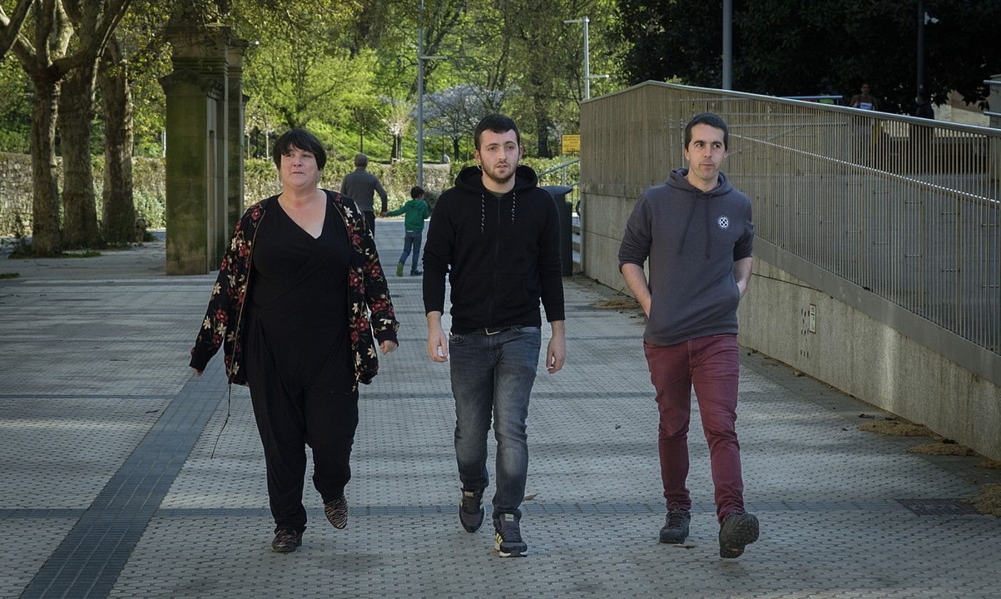 Ezker-eskuin, Onintza Enbeita, Joanes Illarregi eta Beñat Gaztelumendi bertsolariak, Donostian. JON URBE / FOKU.