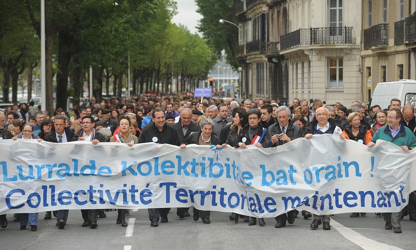 Estatus bereziko lurralde elkargo baten aldeko mobilizazioa egin zuten herritar eta hautetsi andanak, 2013ko ekainean, Baionan. GAIZKA IROZ.