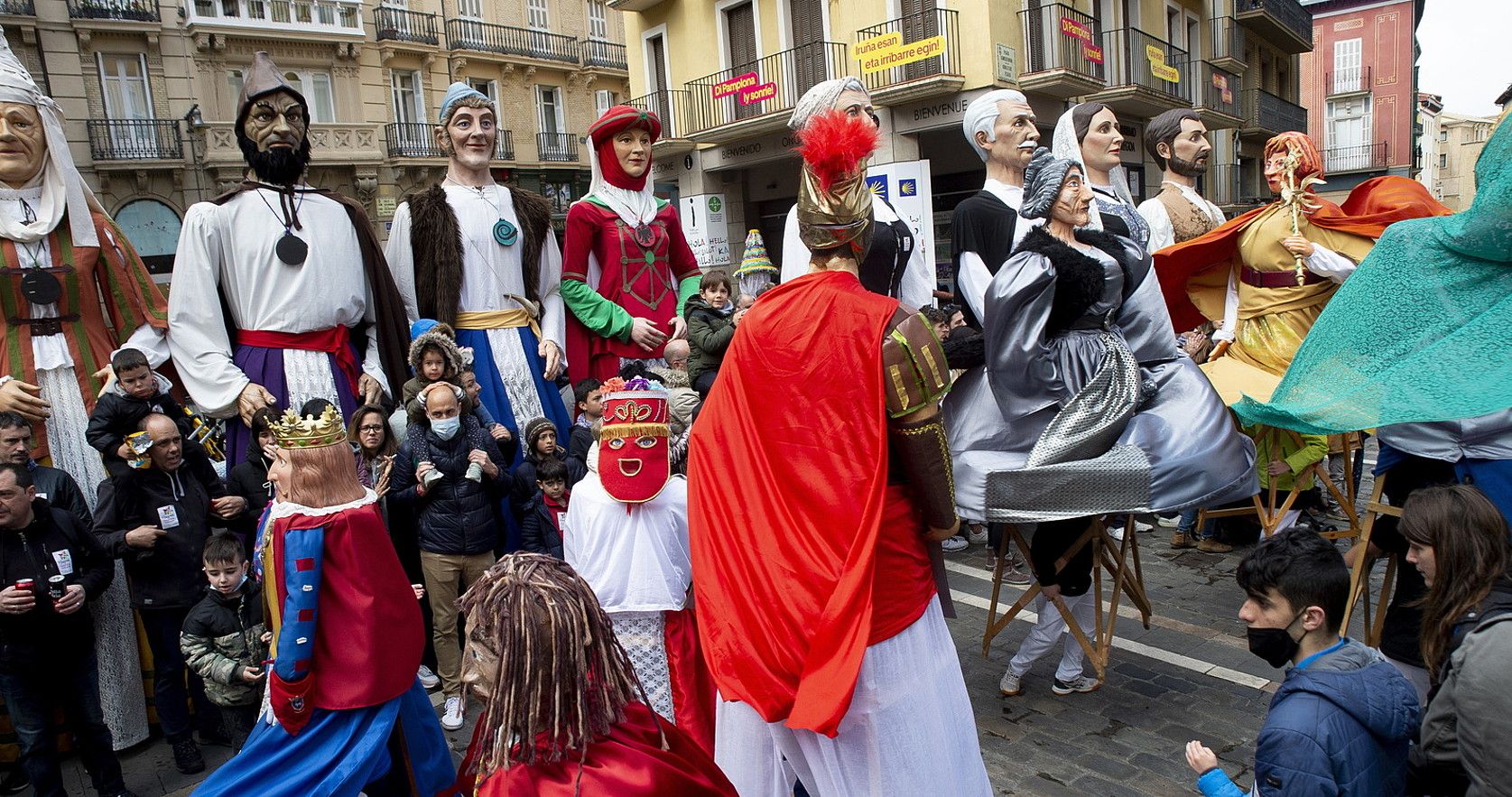 Iruñeko auzoetako erraldoiak, Udaletxe plazan dantzatzen. IÑIGO URIZ / FOKU. Iruñeko auzoetako erraldoiak, Udaletxe plazan dantzatzen. IÑIGO URIZ / FOKU.