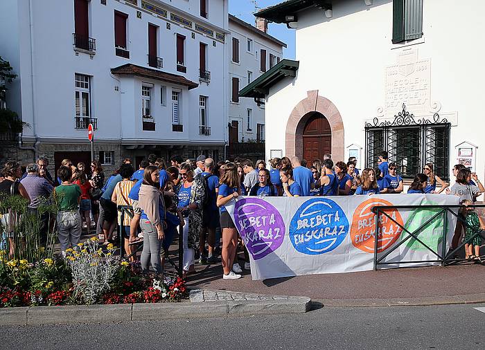 Brebeta euskaraz egiteko eskubidea aldarrikatu Seaskako hainbat ikaslek, irakaslek eta gurasok, Donibane Lohitzuneko ikuskatze zentroan. BOB EDME