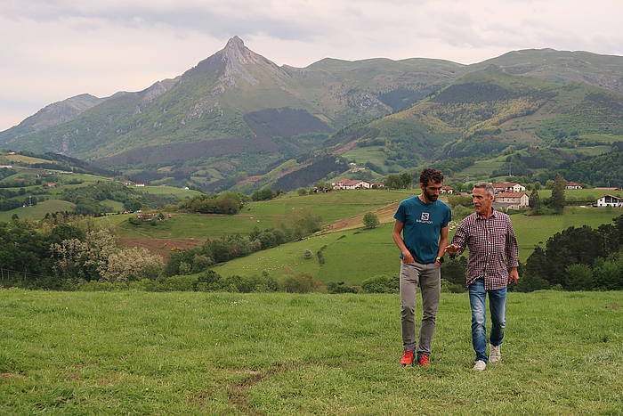 Aritz Egea mendi korrikalaria eta Iñaki Maiora Ordizia-Txindoki-Ordizia erronkako markaren jabea, Lazkaomendin, Txindoki atzean dutela. IñAKI GURRUTXAGA, GOIERRIKO HITZA