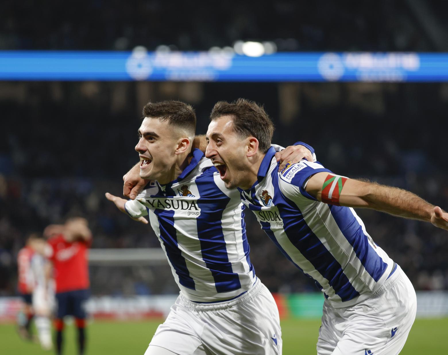Barrenetxea eta Oiartzabal, Realaren gola ospatzen. JAVIER ETXEZARRETA / EFE