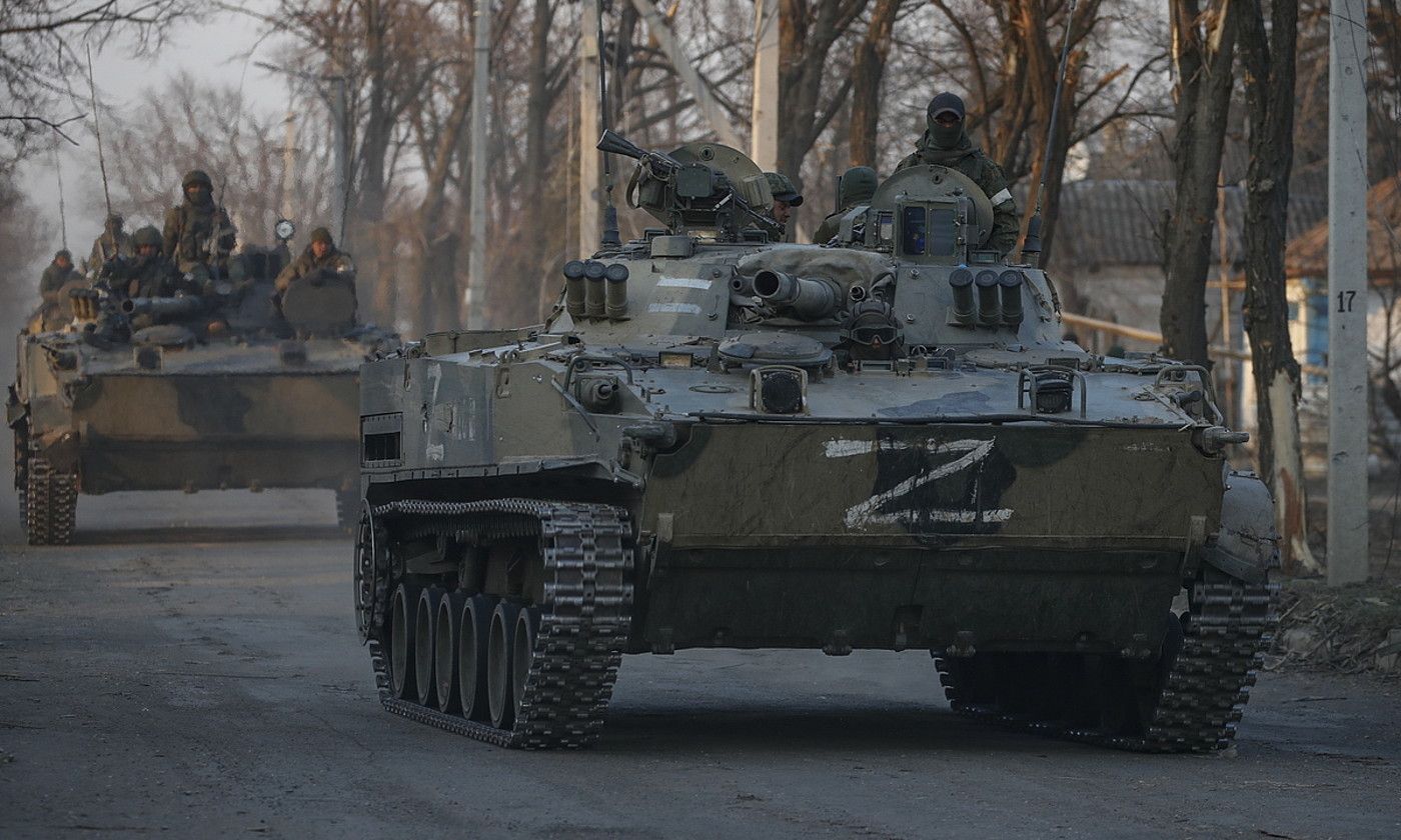 Donetskeko Herri Errepublikako errusiazaleen bi tanke, Volnovakha hirian, Donetsk hiriburutik gertu. SERGEI ILNITSKY / EFE. Donetskeko Herri Errepublikako errusiazaleen bi tanke, Volnovakha hirian, Donetsk hiriburutik gertu. SERGEI ILNITSKY / EFE.