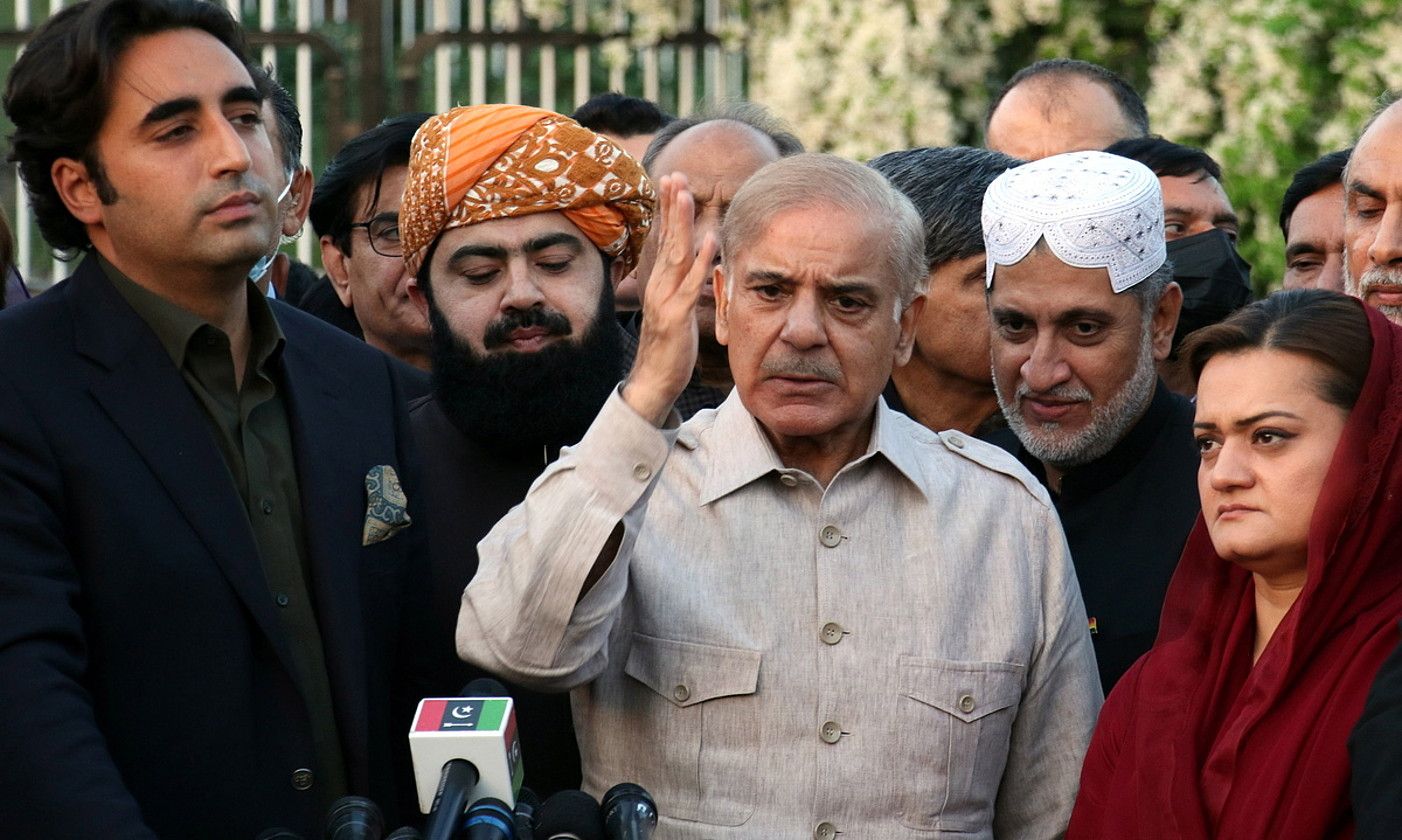 Xahbaz Xarif Pakistango lehen ministro izendatu berria, martxoaren 31n, prentsaurreko batean. SOHAIL SHAHZAD / EFE. Xahbaz Xarif Pakistango lehen ministro izendatu berria, martxoaren 31n, prentsaurreko batean. SOHAIL SHAHZAD / EFE.