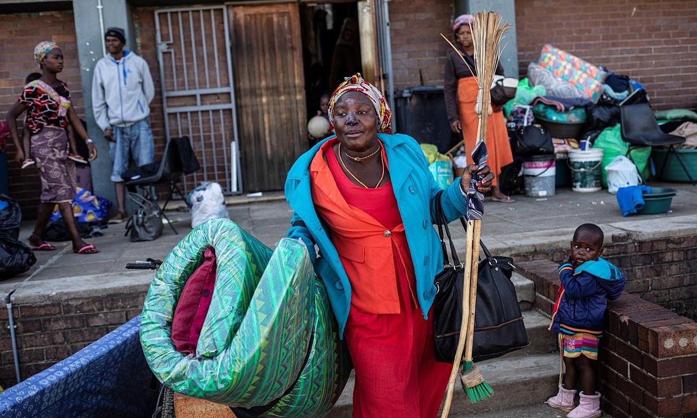 Mozambikeko emakume bat, indarkeria arrazistatik babesteko kanpaleku batean, Johannesburgon. KIM LUDBROOK / EFE.