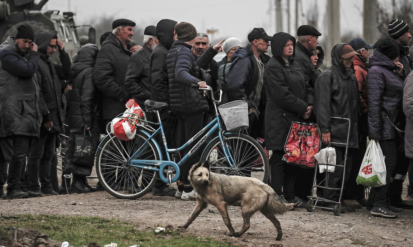 Herritar ugari laguntza humanitarioa jasotzeko ilara egiten, herenegun, Mariupolen. SERGEI ILNITSKY / EFE.