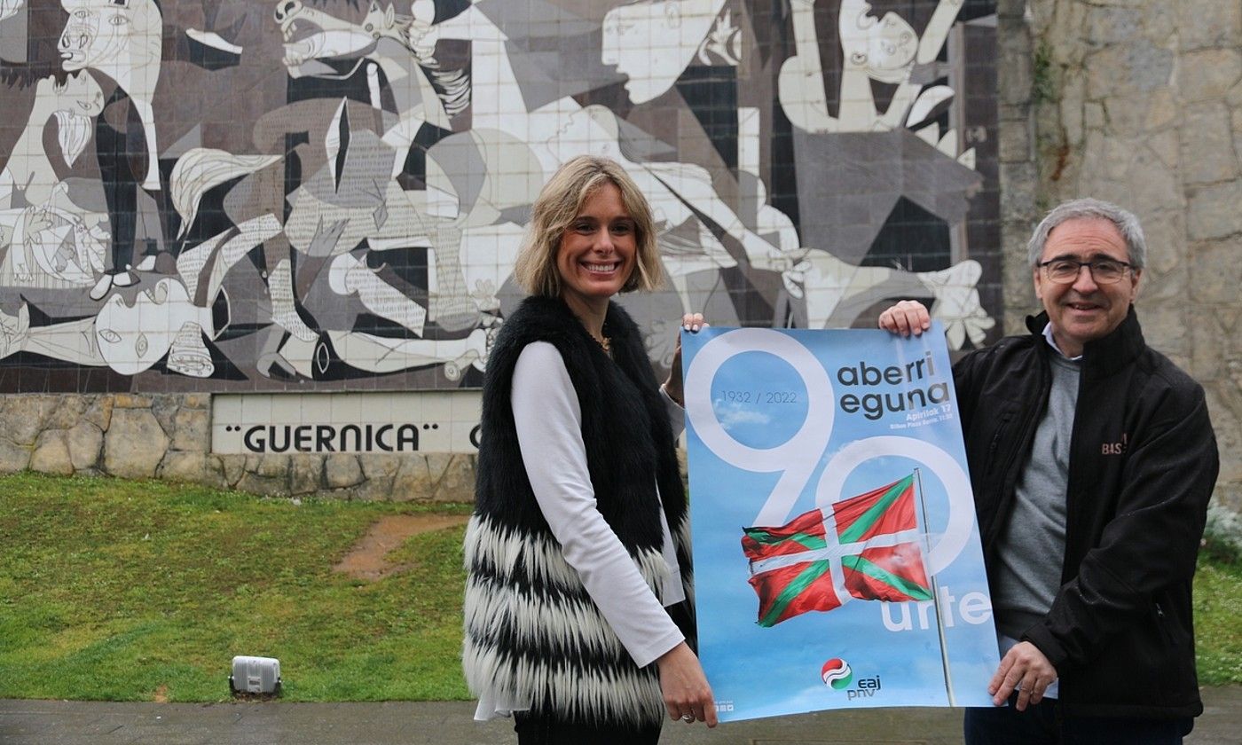 Mireia Zarate eta Joseba Aurrekoetxea EAJko buruzagiak, atzo, Aberri Eguneko afixa erakusten. BERRIA.