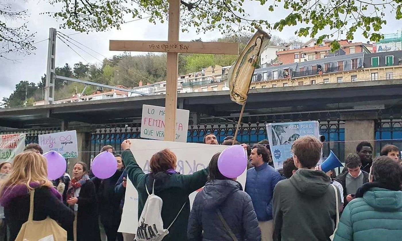 Apiril hasieran talde ultraeskuindarrek egin zuten prozesioaren harira sortutako protestak. IRUTXULOKO HITZA.