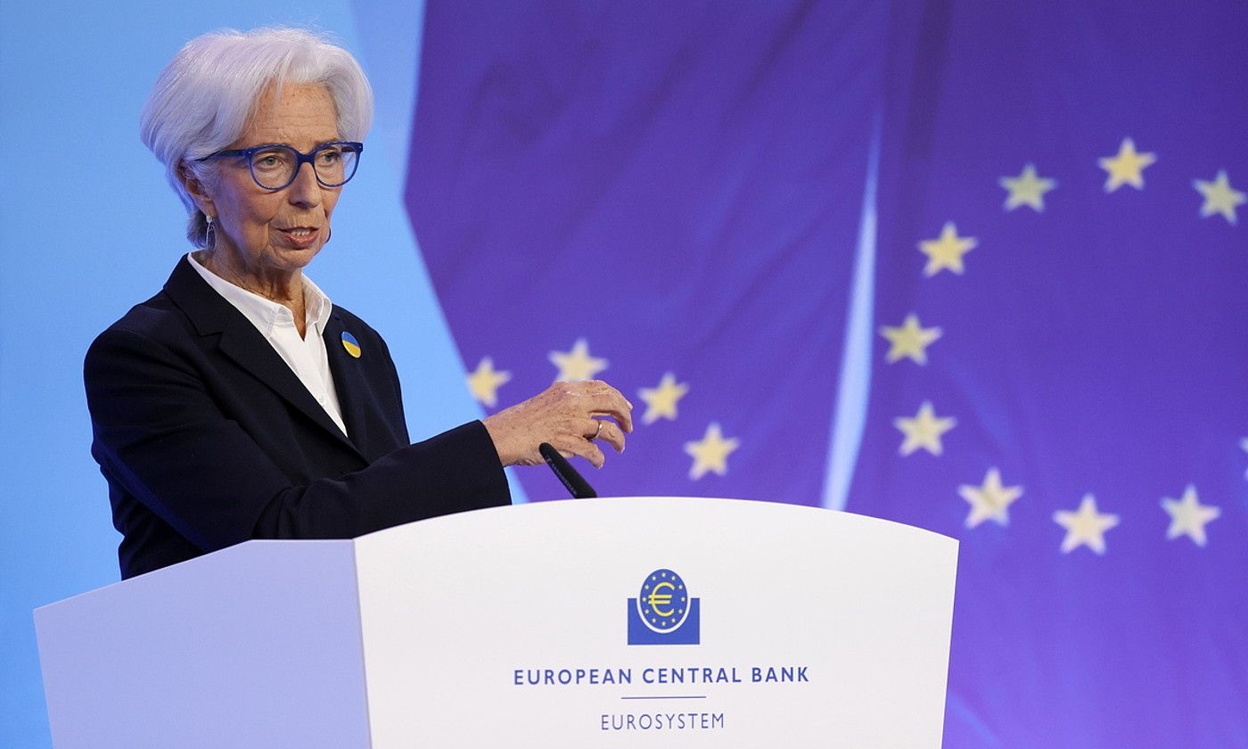 Christine Lagarde, artxiboko irudi batean. Atzo etxetik konektuta egin zuen agerraldia, COVID-19ak jota egon delako. RONALD WITTEK / EFE.