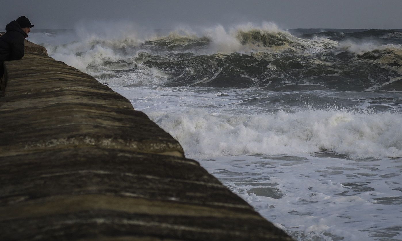 Gizonezko bat Donostiako pasealeku berrian, olatuei begira. JAVIER ETXEZARRETA / EFE.