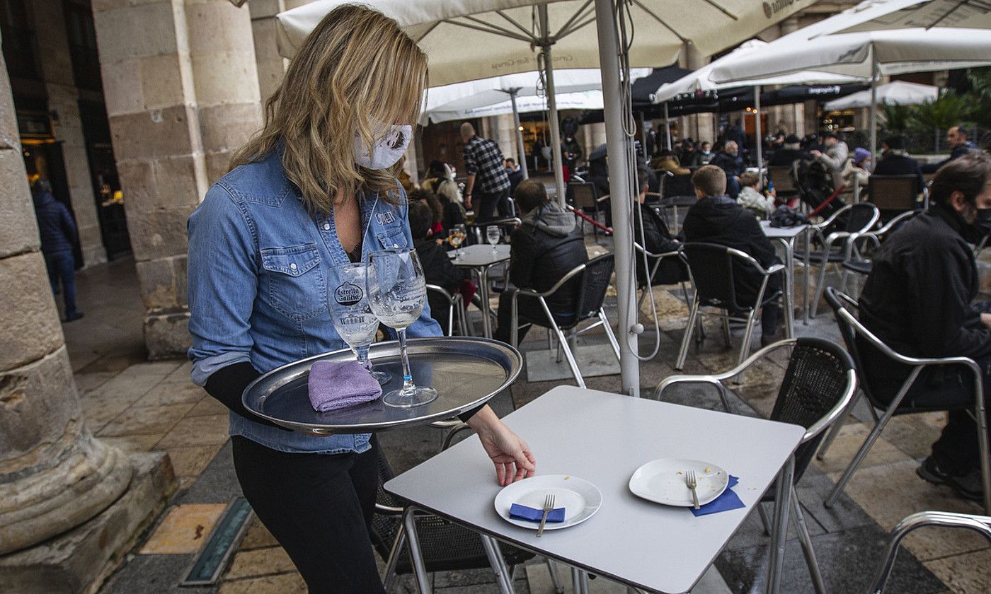 Zerbitzari bat Donostiako taberna bateko terrazan, artxiboko irudi batean. ARITZ LOIOLA / FOKU.