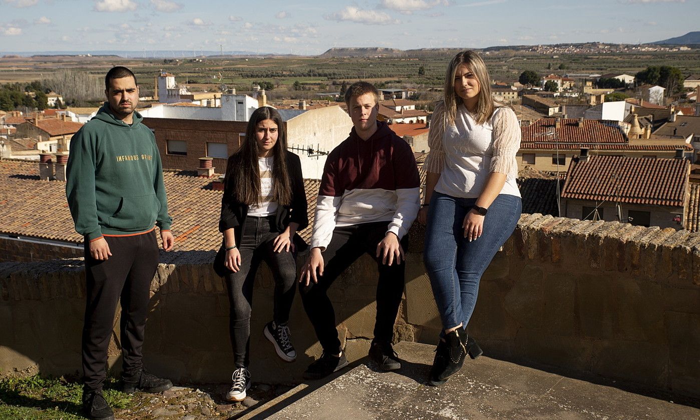 Ezkerretik eskuinera, Asier Del Eguido, Julia Abizkuri, Ivan Rueda eta Leire Lucas, Cascanten, Nafarroan. IÑIGO URIZ /F OKU.