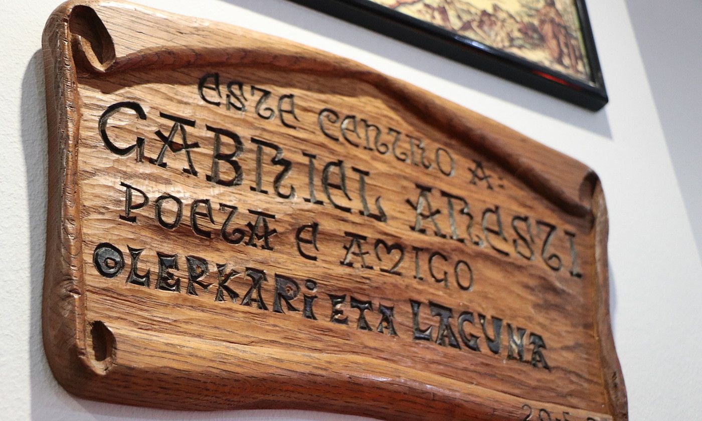 Galizia Etxeko atarian, Rosalia eta Castelaoren omenezko eskultura. ZALDI ERO. Galizia Etxeko atarian, Rosalia eta Castelaoren omenezko eskultura. ZALDI ERO.