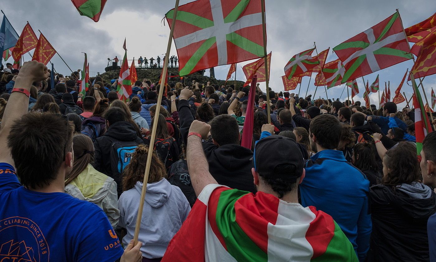 Ehunka gazte Amaiurko gazteluaren aurrean. Ekitaldia egin zuten han, Zugarramurditik Erratzurako bidean. JON URBE / FOKU.