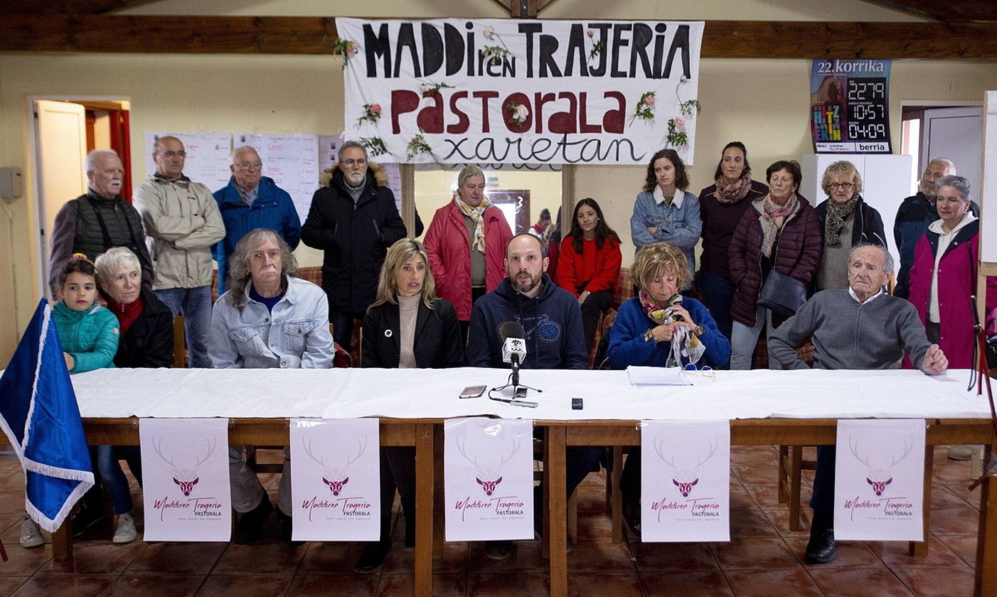 Marilys Dagerre, Gerardo Mungia, Eukene Xurio, Juan Migel Olaizola, Pantxika Urruti eta Xabier Yaben, Maddiren trajeria pastorala aurkezten ari. IÑIGO URIZ / FOKU.