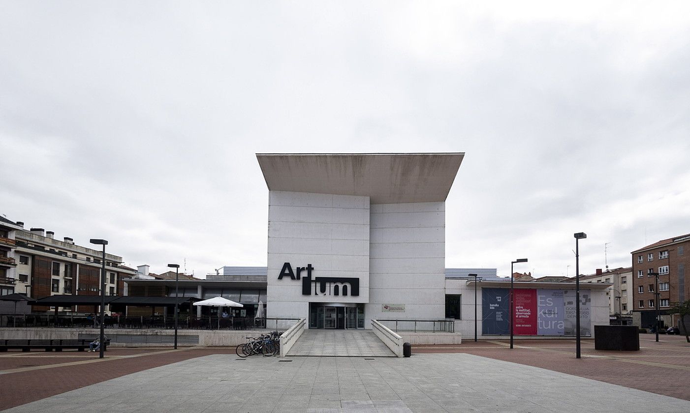 Jose Luis Caton arkitektoak diseinatu zuen eraikina. Irudian, museoaren sarrera nagusia. JAIZKI FONTANEDA/ FOKU.