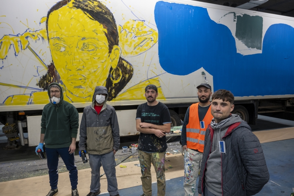 Grafitilariak, atzo, Dbusen egoitzan, Donostian. GORKA RUBIO Grafitilariak, atzo, Dbusen egoitzan, Donostian. GORKA RUBIO